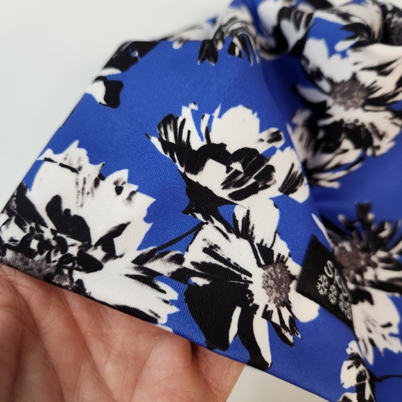 Skida Women's Blue Floral Beanie - Picture 7 of 8